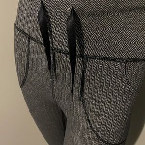 Size 6 Skinny Will Pant in  Giant Herringbone Black